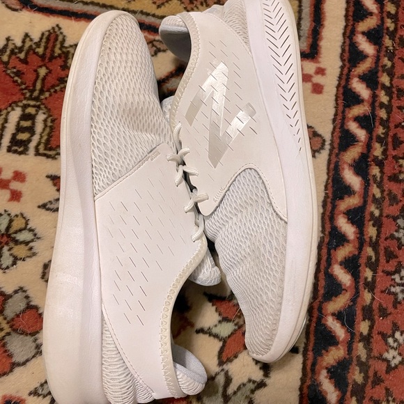 New Balance Running Shoes - Picture 3 of 6